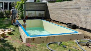 Pool Kosten berechnen: Wie teuer ist ein eigener Pool für den Garten und welche Kosten entstehen beim Poolbau, mit Eigenleistung und Spar Tipps