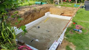 Pool bauen kosten: Preise kalkulieren und Pool im Garten mit Schwimmbecken selber bauen.